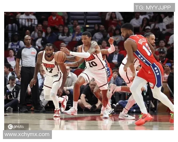 小贾巴里史密斯训练营热血沸腾双手炸框展现超强实力