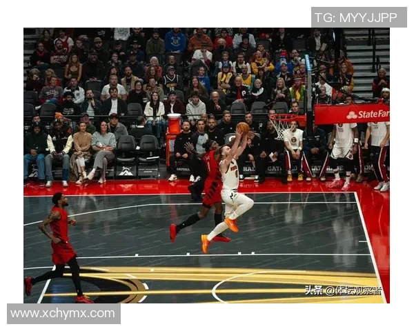 开拓者掘金因计时器故障中断比赛！杨瀚森场边与格兰特聊天 约基奇主动热身