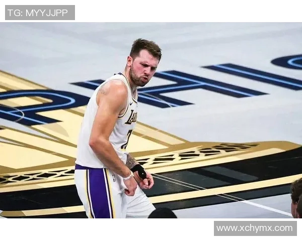 湖人客场反超黄蜂！东契奇砍下21分，里夫斯复出贡献17分