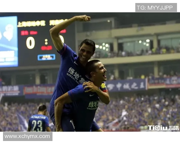 撞墙了！施罗德追防没注意直接撞西索科身上倒地