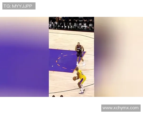 詹姆斯突破送助攻 海斯空中接力砸进